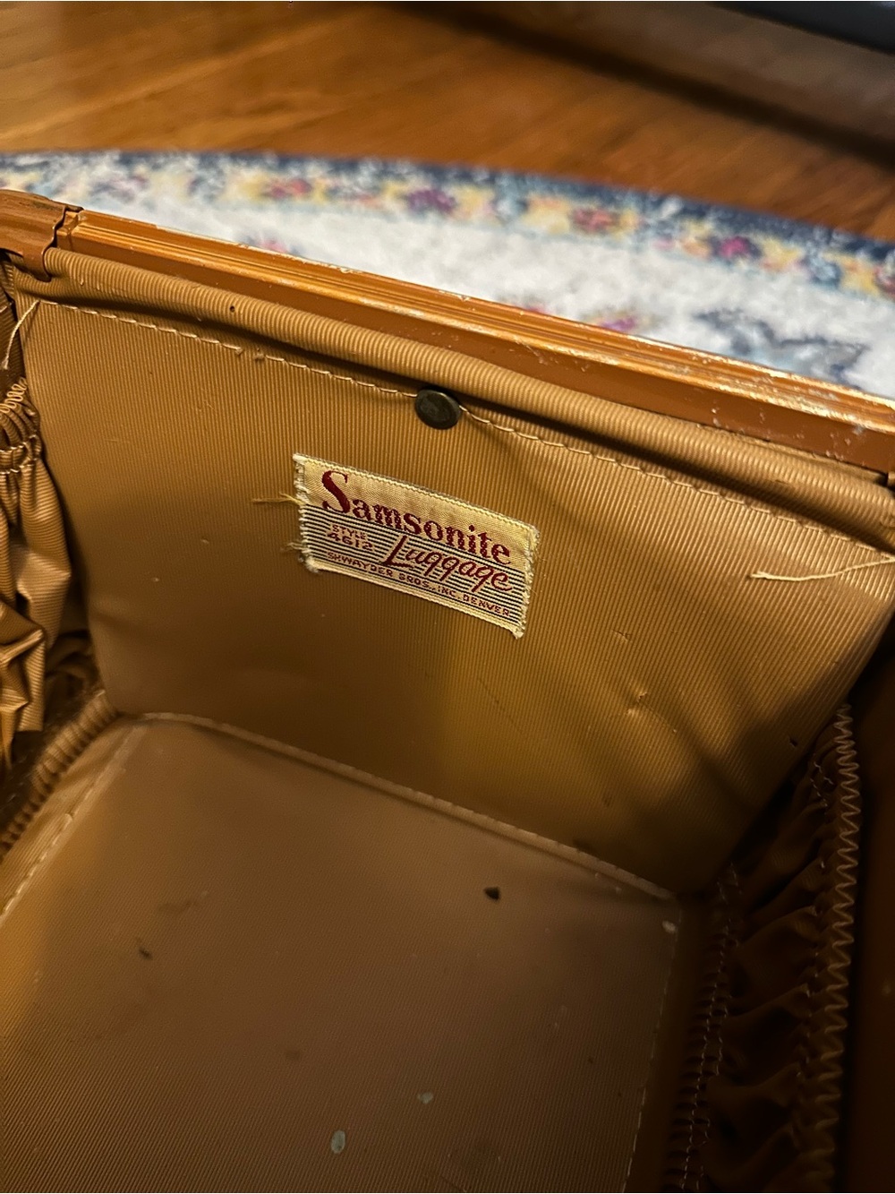 Samsonite Vintage 1940s Tan Hard-Shell Vanity Case with Brass Accent - Picture 7 of 11